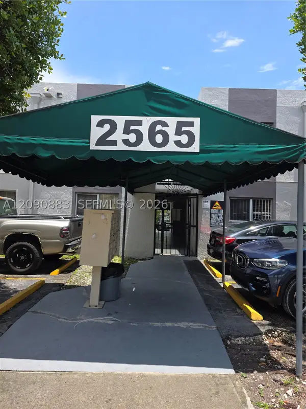 2565 W 56th #206, Hialeah, FL 33016
