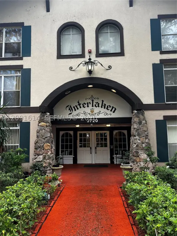 3720 Inverrary #1W, Lauderhill, FL 33319