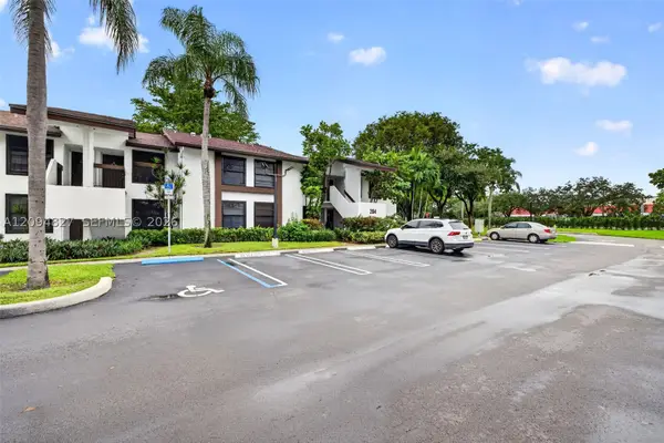 204 Lake Pointe #107, Oakland Park, FL 33309