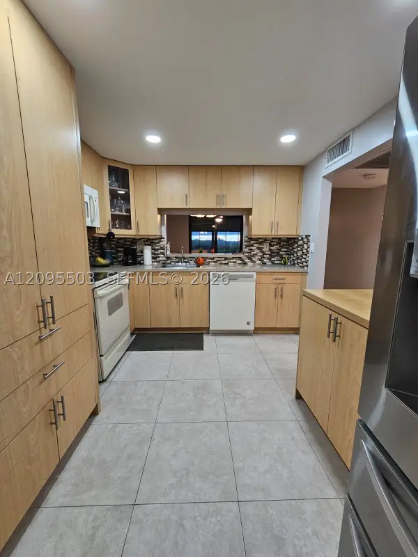 1000 Colony Point #522, Pembroke Pines, FL 33026