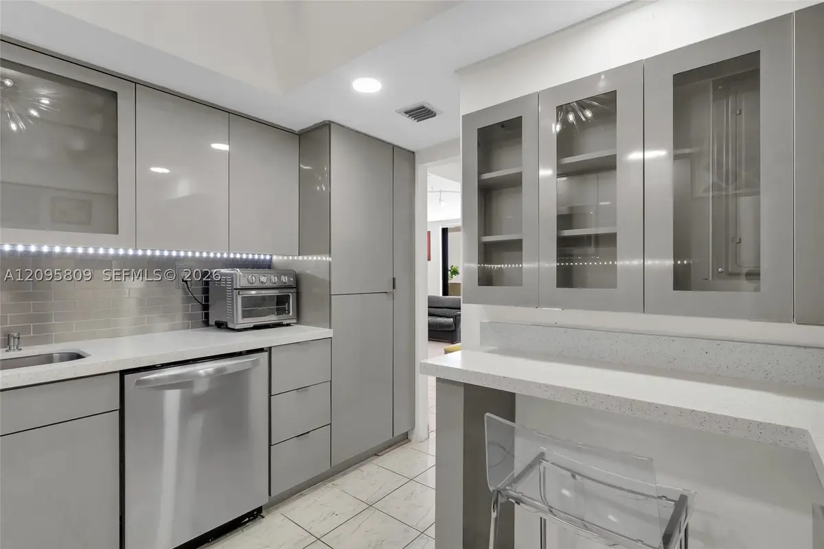 1623 Collins #812, Miami Beach, FL 33139 - #1