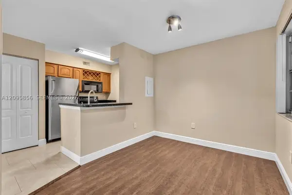 2850 N Oakland Forest #208, Oakland Park, FL 33309