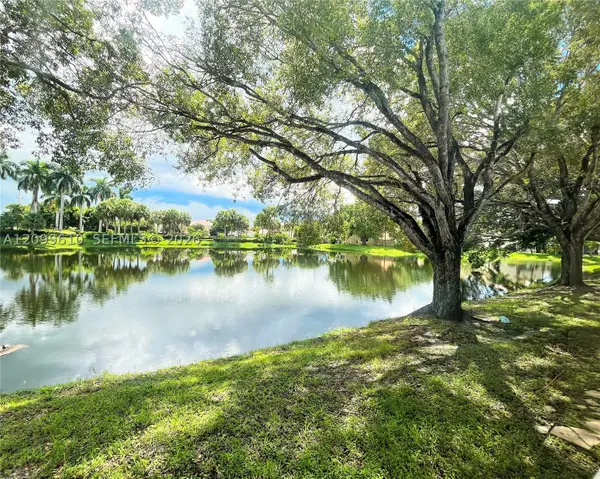 153 Lakeview #103, Weston, FL 33326