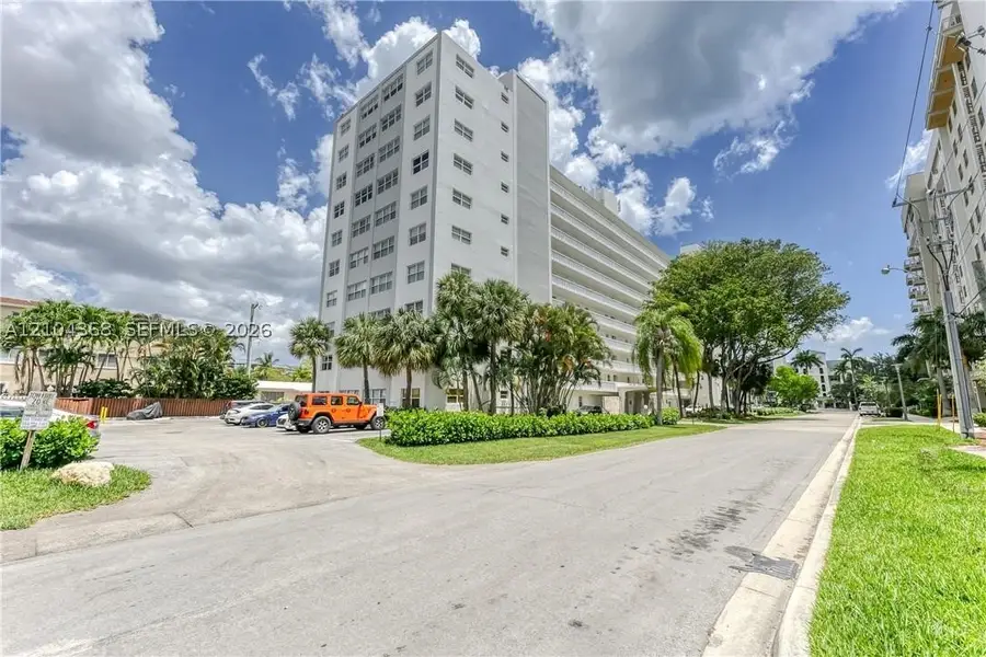 2555 NE 11th #301, Fort Lauderdale, FL 33304 - #3