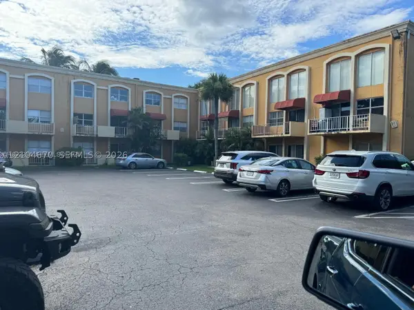 17901 NW 68th #R102, Hialeah, FL 33015