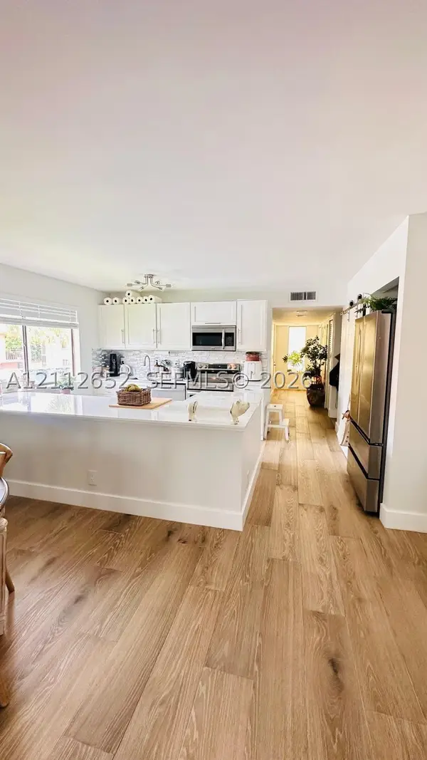 223 Lakeview #204, Weston, FL 33326