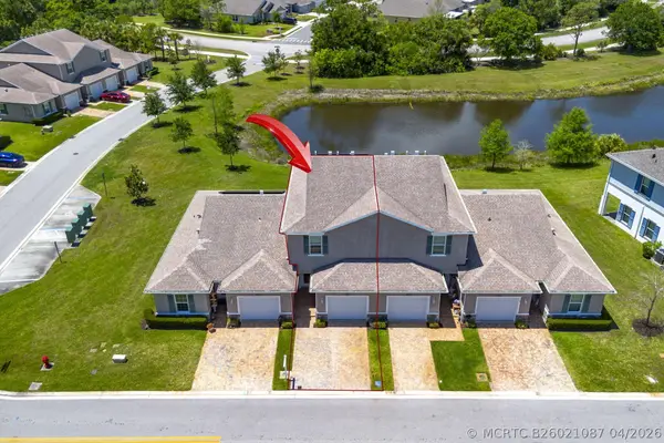 696 NE Waters Edge Lane, Port St Lucie, FL 34983