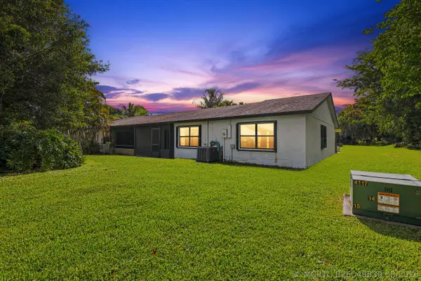 10 Seneca Court, Royal Palm Beach, FL 33411