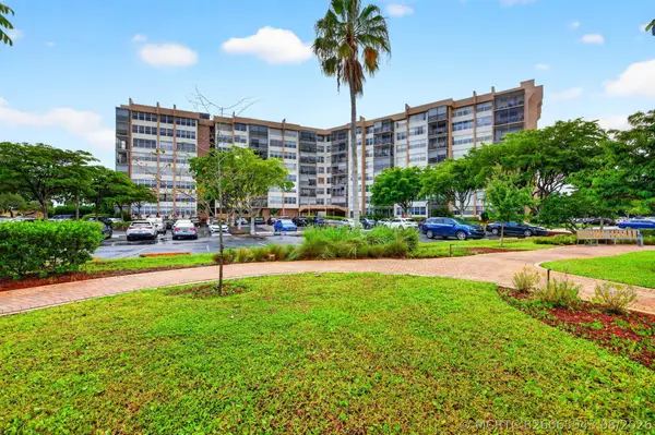 1100 St Charles Place #PH3, Pembroke Pines, FL 33026