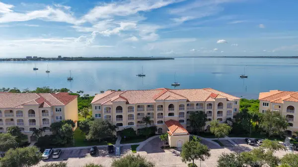 25 Harbour Isle Drive W #104, Fort Pierce, FL 34949