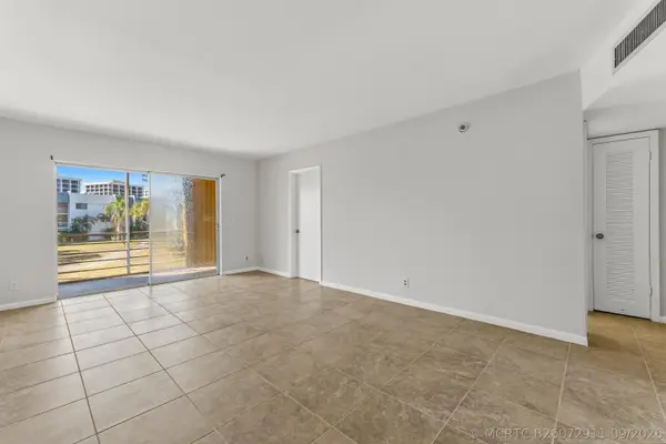 1638 Embassy Drive #208, West Palm Beach, FL 33401