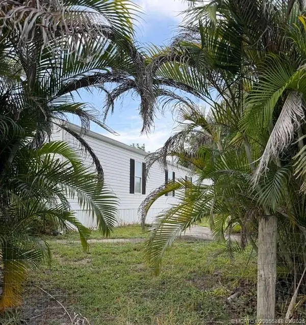 8423 SE Sandy Lane, Hobe Sound, FL 33455