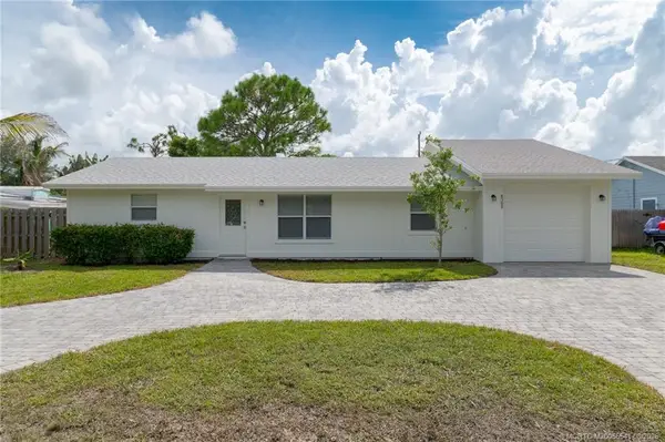8300 SE Camellia Drive, Hobe Sound, FL 33455