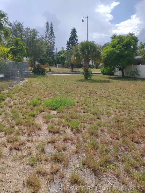2907 Broadway Avenue, West Palm Beach, FL 33407
