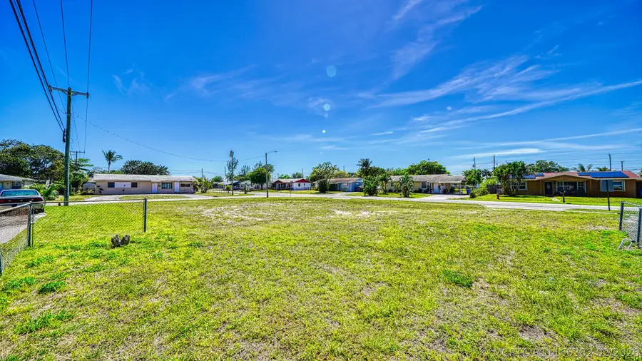 398 W 23rd Street, Riviera Beach, FL 33404 - #3
