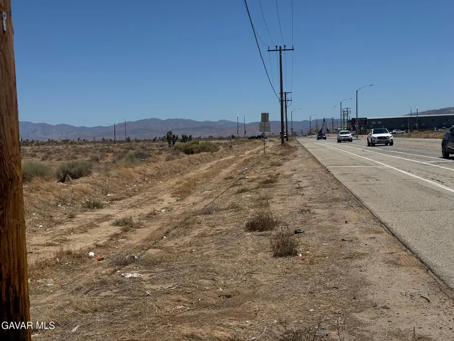 Challenger Wy Vic Avenue # L, Lancaster, CA 93535 - #3