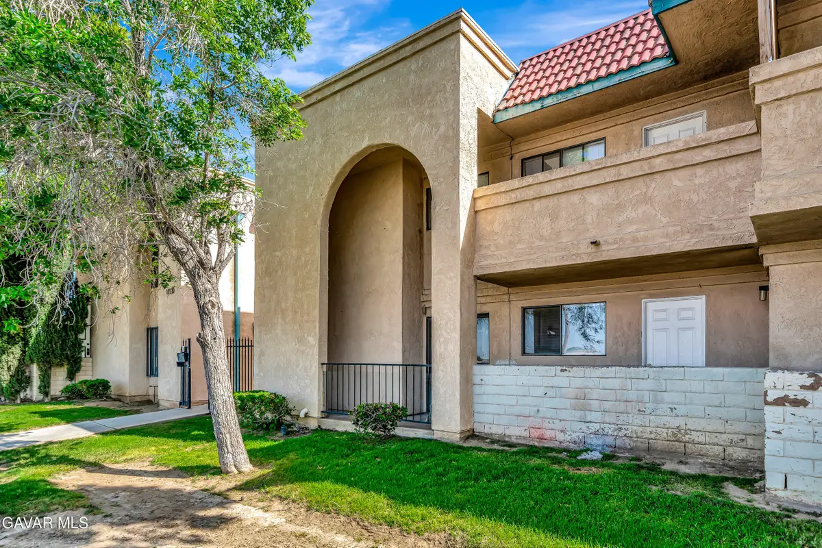 1218 E Avenue Q, Palmdale, CA 93550 - #1