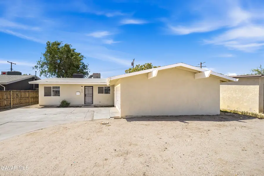 1040 W Avenue H 1, Lancaster, CA 93534 - #2
