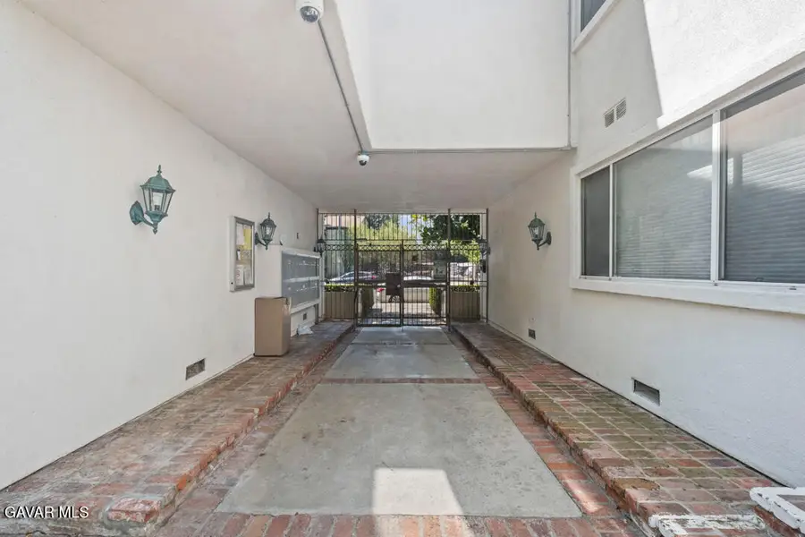 18619 Collins St #Apt F30, Tarzana, CA 91356 - #3