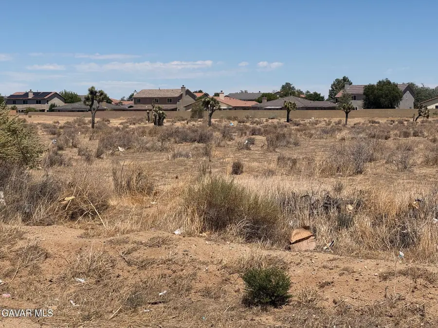 Challenger Wy Vic Avenue # L, Lancaster, CA 93535 - #2