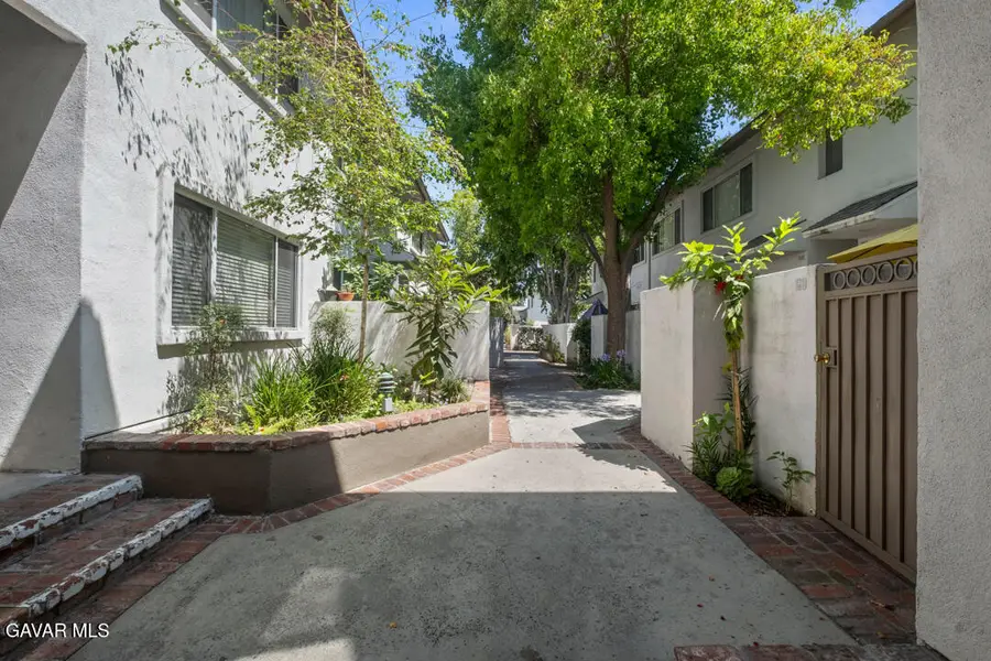 18619 Collins Street #Apt F30, Tarzana, CA 91356 - #2
