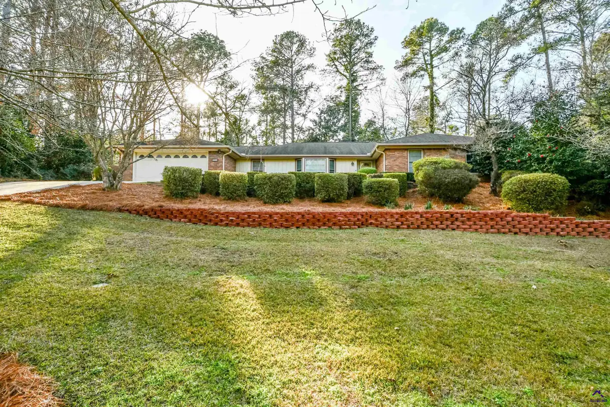 209 Lake Front Drive, Warner Robins, GA 31088 - Image #1