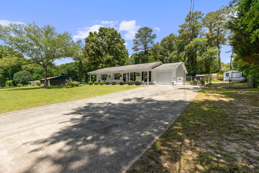 305 N Lake Drive, Perry, GA 31069 - #2