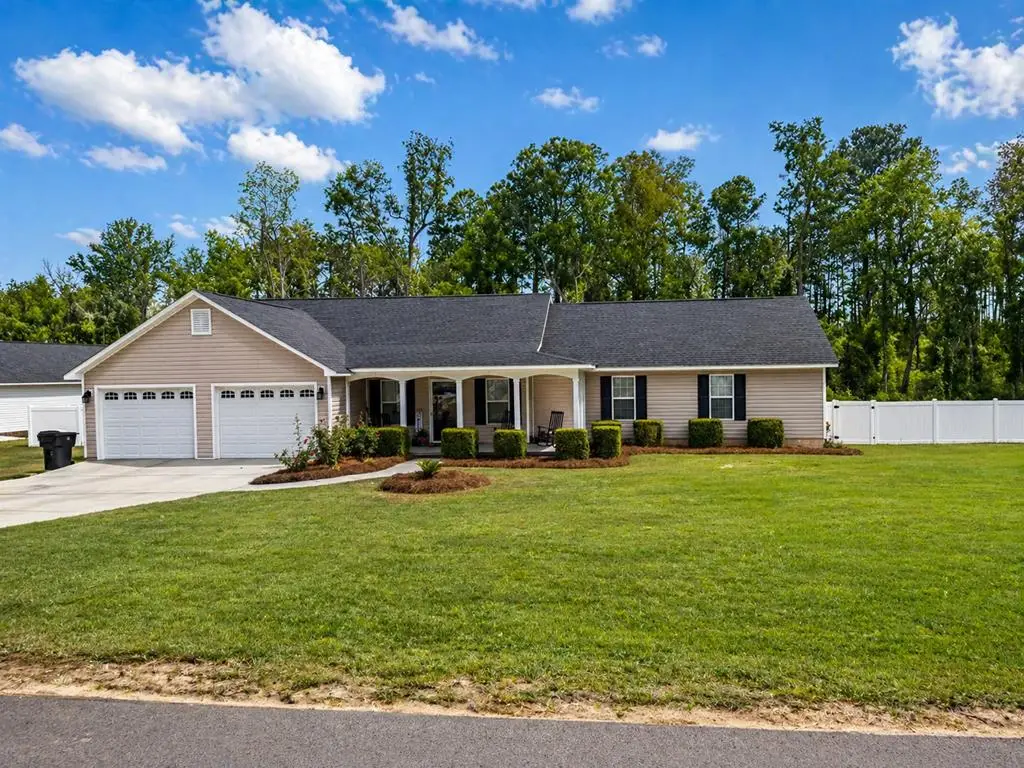 327 Edgewood Cir, Douglas, GA 31533 - #1