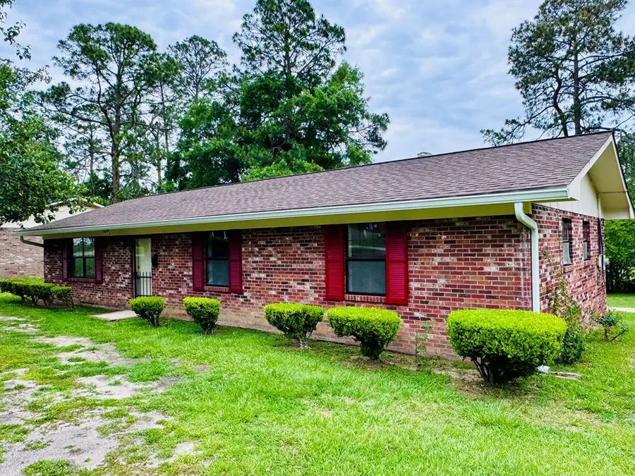 1002 Smith Ave., Douglas, GA 31533 - #2