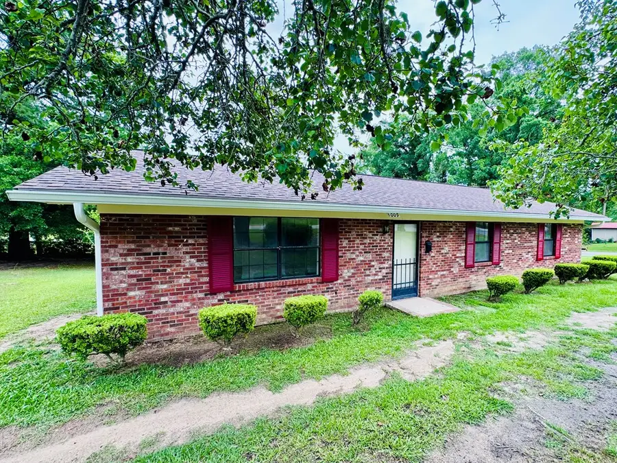 1002 Smith Ave., Douglas, GA 31533 - #3