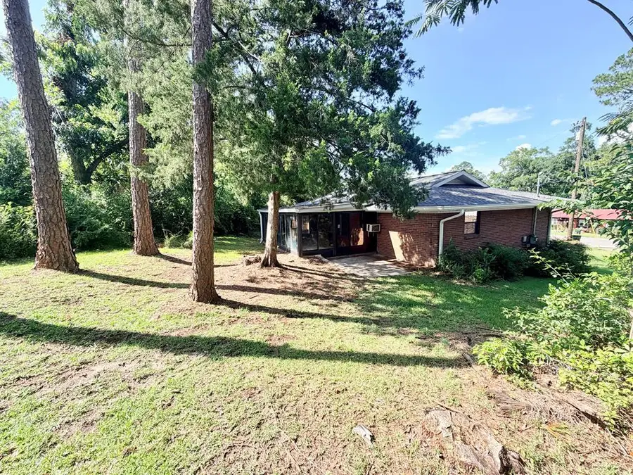 995 Smith St., Douglas, GA 31533 - #2