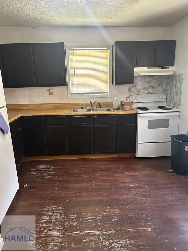 717 Poplar Street, Jesup, GA 31545 - #2