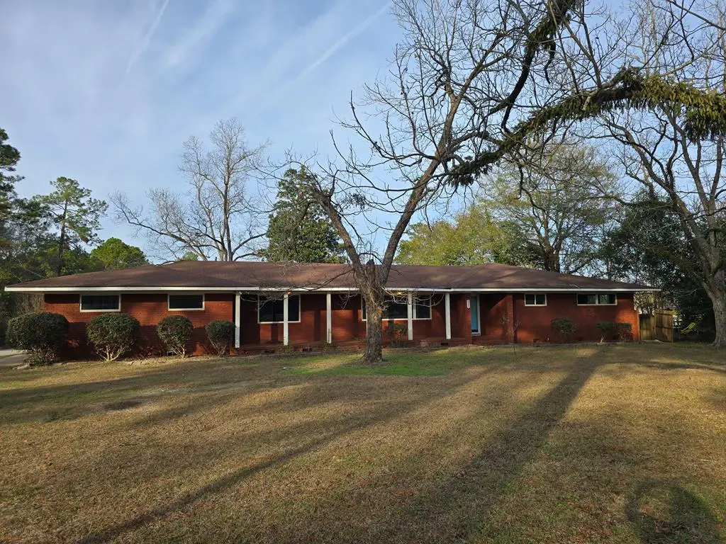 911 W Roanoke Dr, Fitzgerald, GA 31750 - Image #1