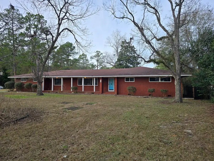 911 W Roanoke Dr, Fitzgerald, GA 31750 - Image #2