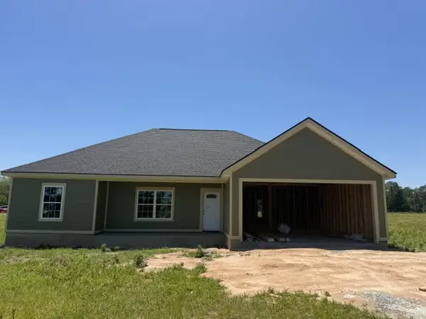 104 Covey Ln, Moultrie, GA 31788