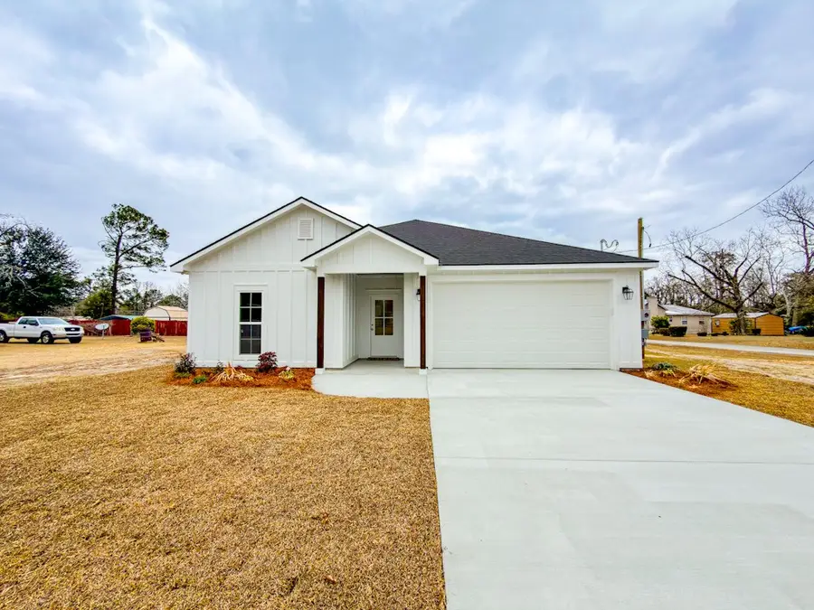 209 Washington St, Hahira, GA 31632 - #2