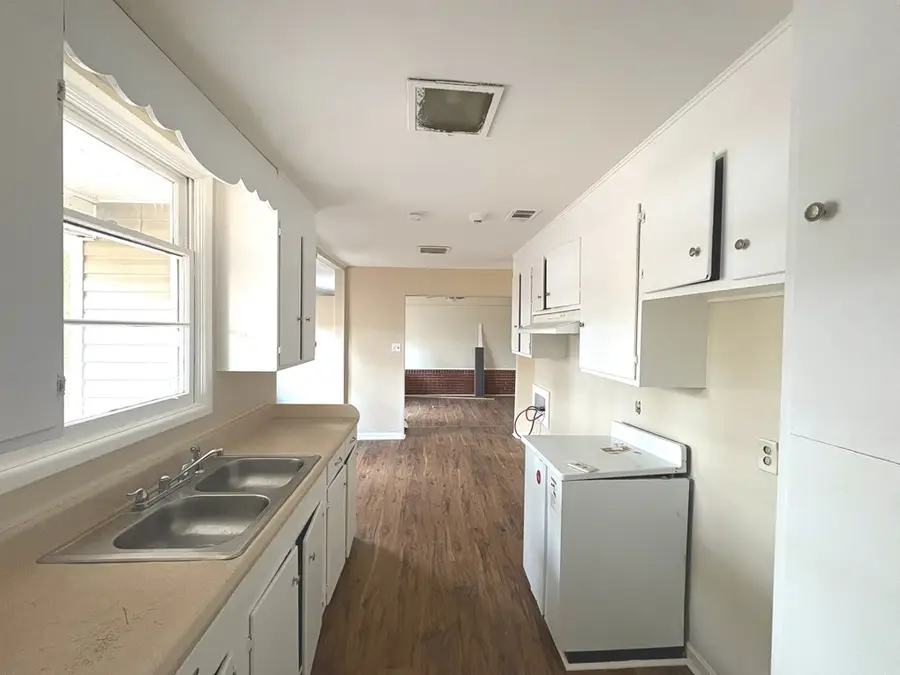 917 Ridgewood Dr., Valdosta, GA 31601 - #2