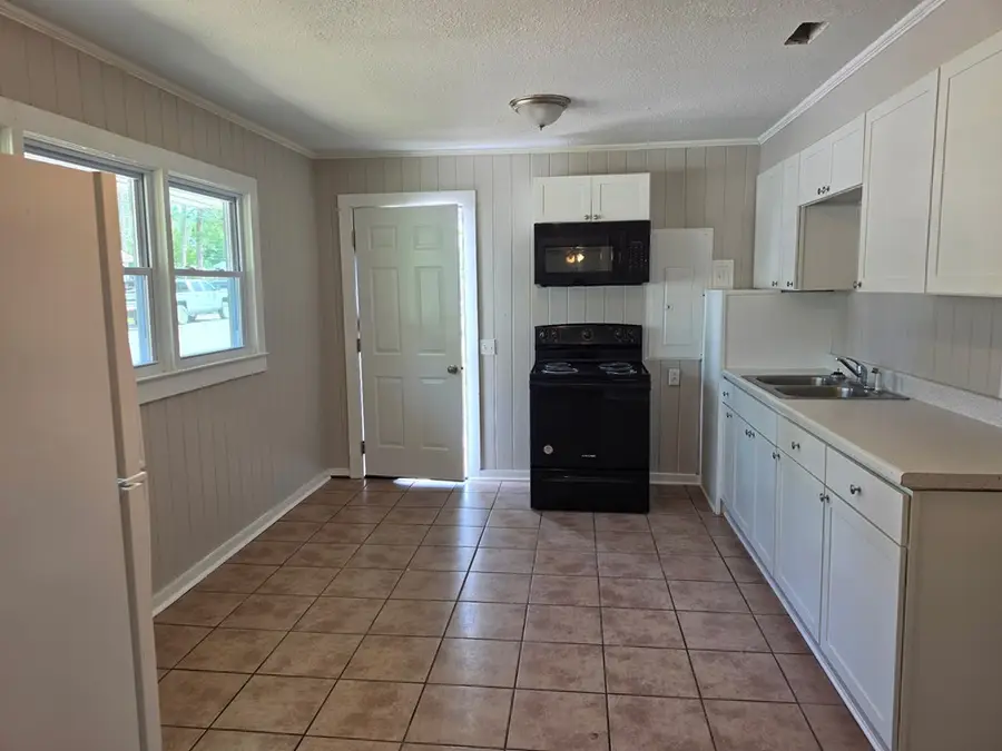 405 Bullock Ave, Nashville, GA 31639 - #3