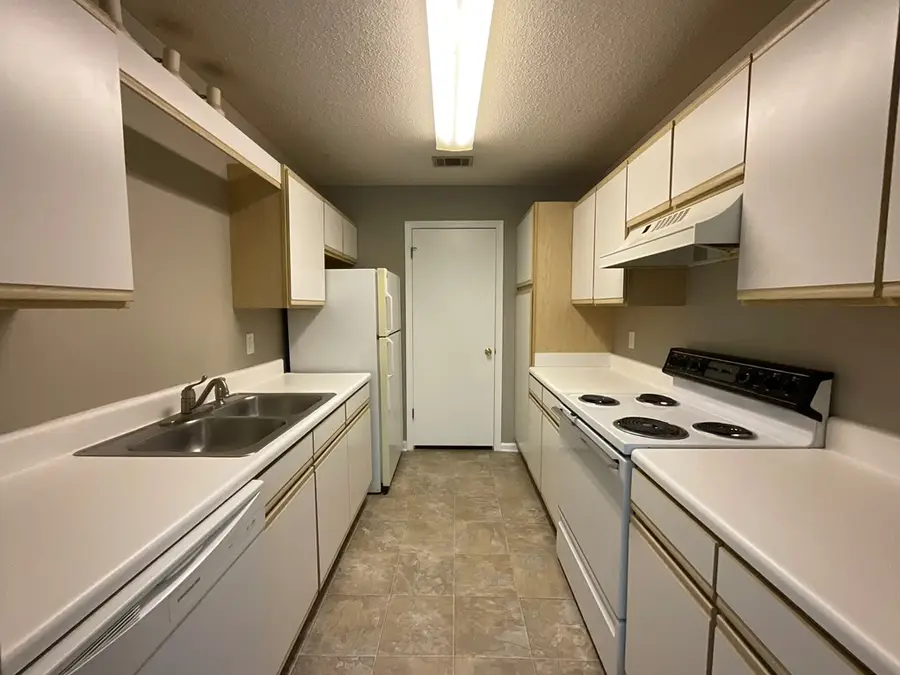 2092 S. Sherwood Drive #L 104, Valdosta, GA 31602 - #2