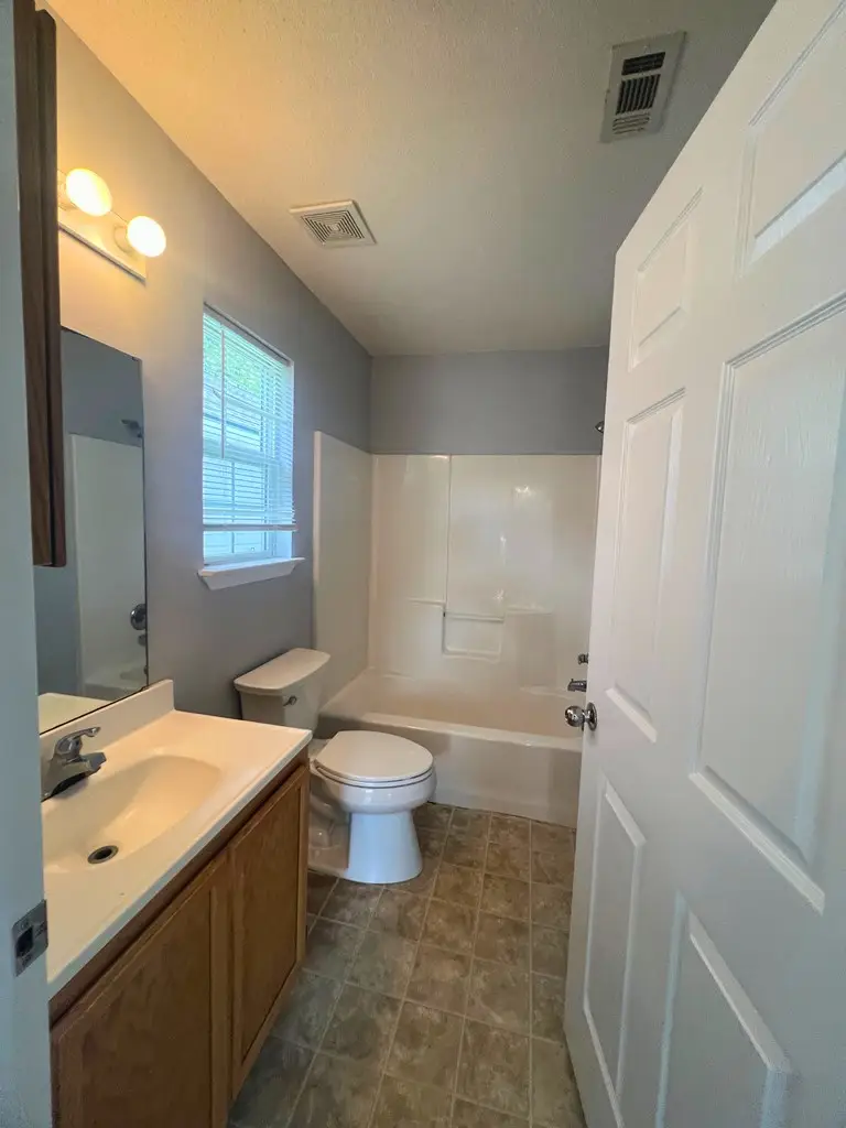 2529 Forrestwood Dr., Valdosta, GA 31602 - #3