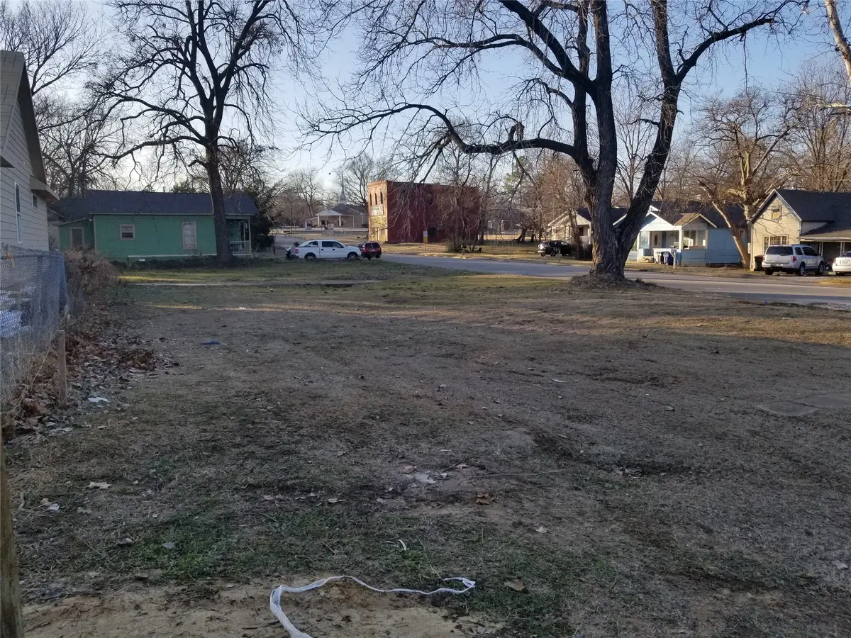 521 E Fannin E, Denison, TX 75020 - Image #1