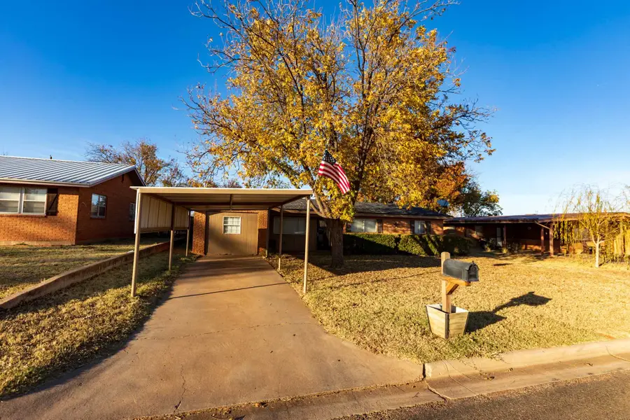 913 E Johnston Street, Rotan, TX 79546 - Image #2