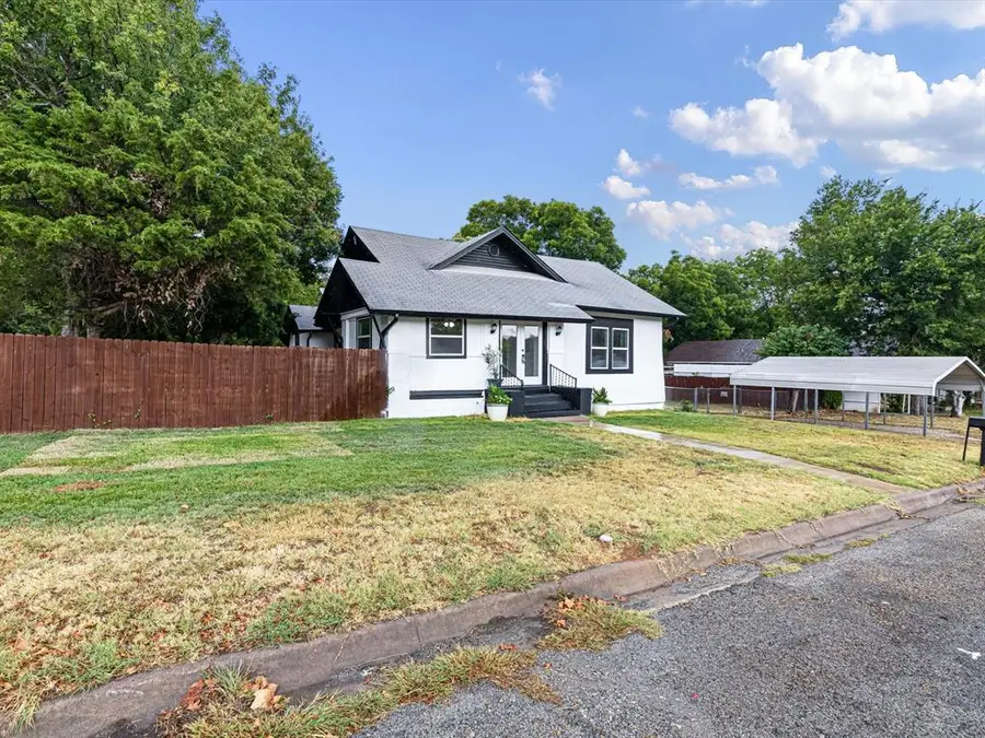 611 Cherry Street, Bowie, TX 76230 - Image #2