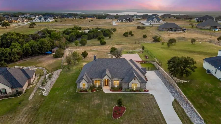 337 Kenyon Court, Granbury, TX 76049 - Image #2