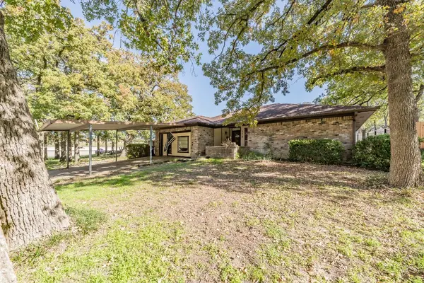 113 Hankins Drive, Azle, TX 76020