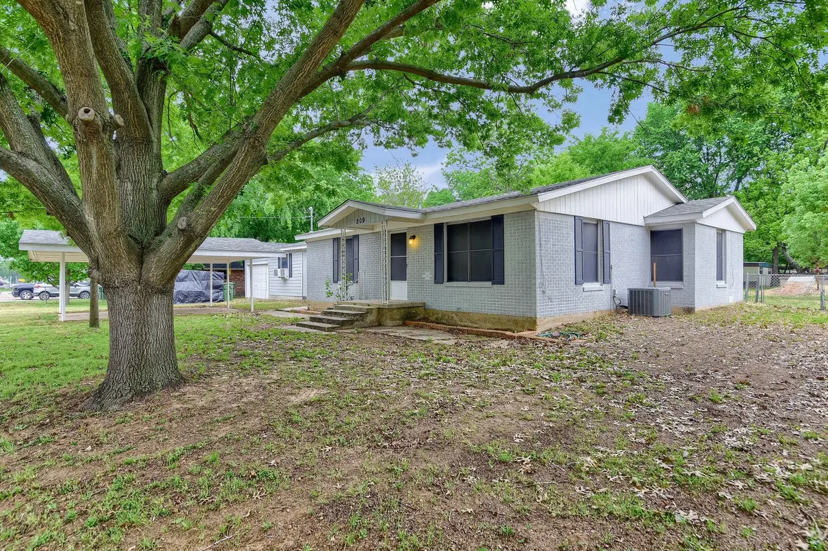 209 E Woodland Street, Collinsville, TX 76233 - Image #1