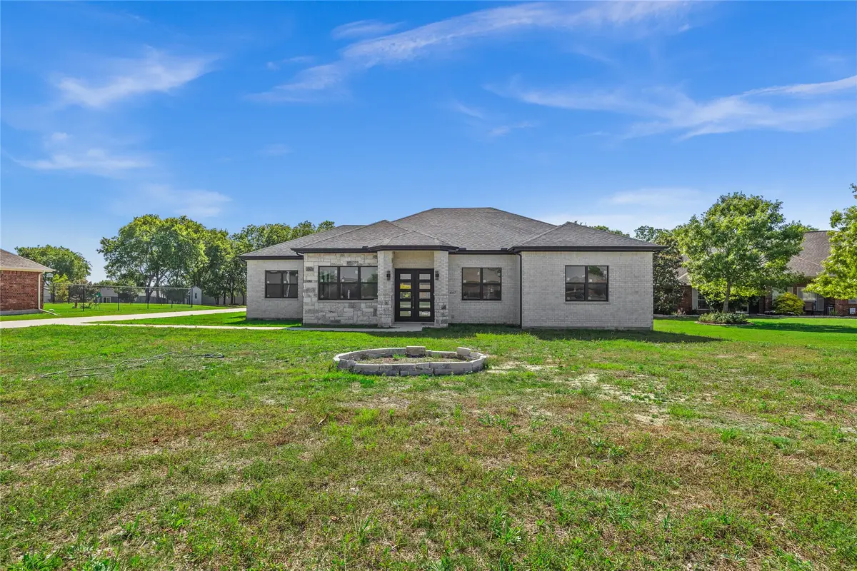 1057 Meadow Hill Drive, Lavon, TX 75166 - Image #1