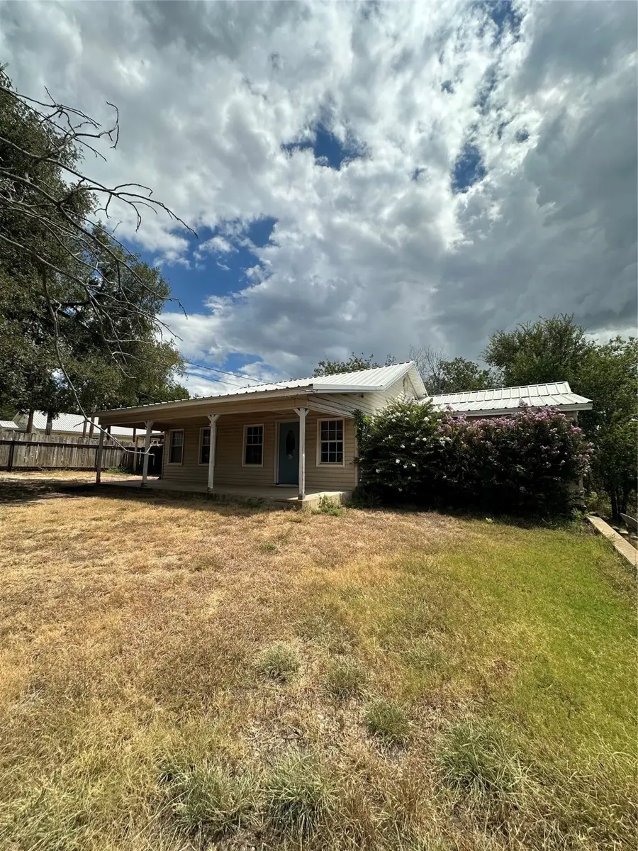 408 N Cage Street, Hamilton, TX 76531 - Image #2