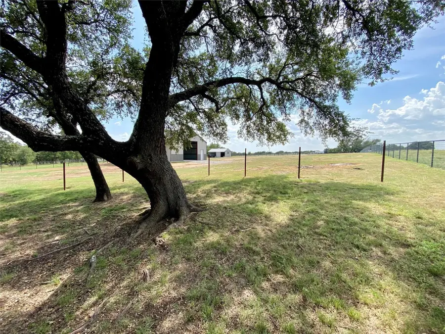 109 N Silver Saddle Circle, Weatherford, TX 76087 - Image #3