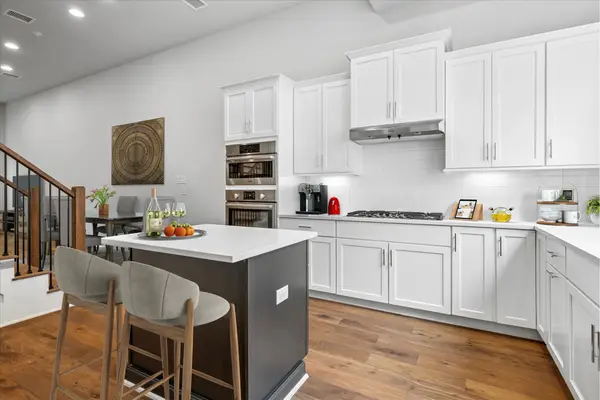 381 E Greenbriar Lane #1004, Dallas, TX 75203